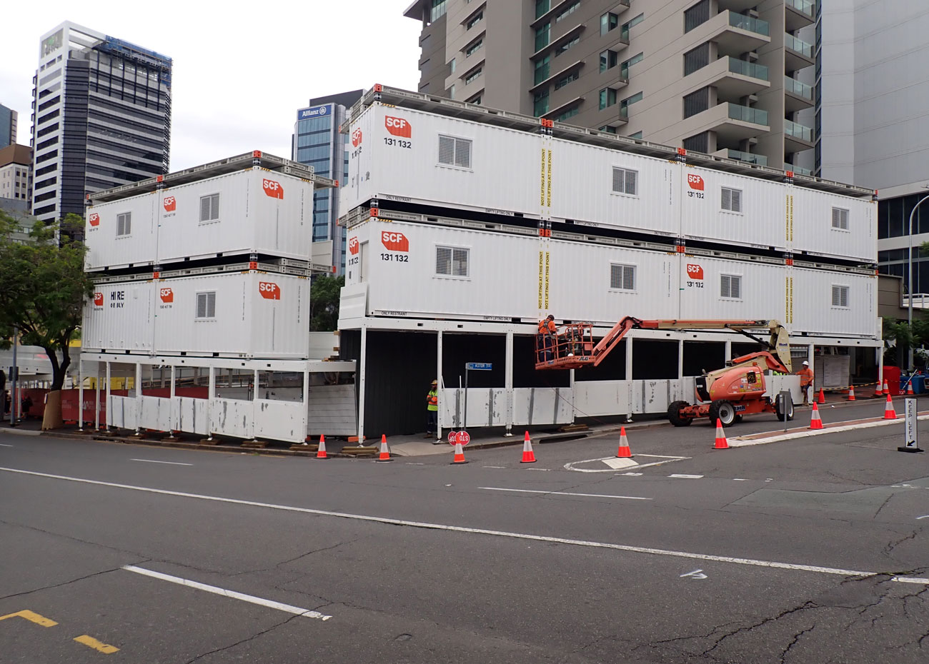 Putting the final touches on the gantries from the street to ensure pedestrians are not impacted throughout the build.